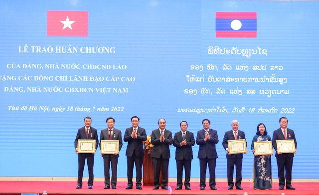 Các đồng chí Bí thư Trung ương Đảng Cộng sản Việt Nam khoá XIII nhận Huân chương Tự do hạng Nhất của Lào - Ảnh: VGP/Nhật Bắc